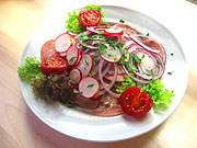 Bayerisch oder international? In der Floßlände schmeckt es lecker (Foto: Barbara E. Euler)